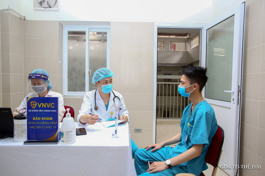 BS Trần Văn Cảm, khoa Cấp cứu Nội nhi là người tiêm thứ tư trong buổi sáng nay.