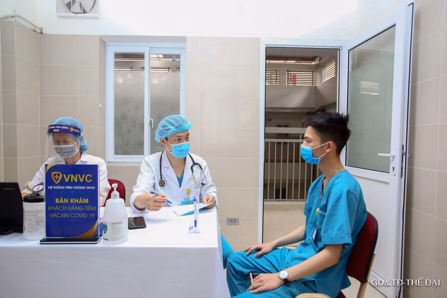 BS Trần Văn Cảm, khoa Cấp cứu Nội nhi là người tiêm thứ tư trong buổi sáng nay.