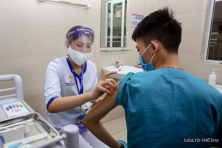 Nhân viên y tế BV Thanh Nhàn: "Rất tin tưởng vào độ an toàn của vắc xin Covid-19" ảnh 4