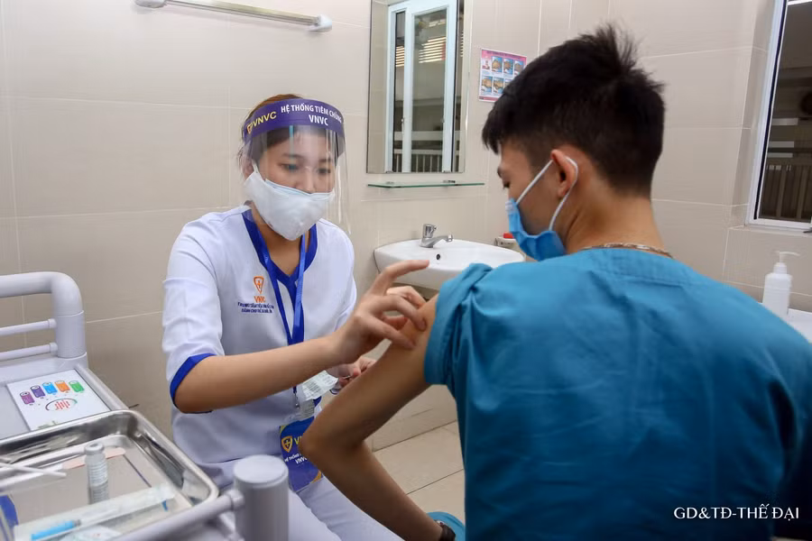 Nhân viên y tế BV Thanh Nhàn: "Rất tin tưởng vào độ an toàn của vắc xin Covid-19" ảnh 4