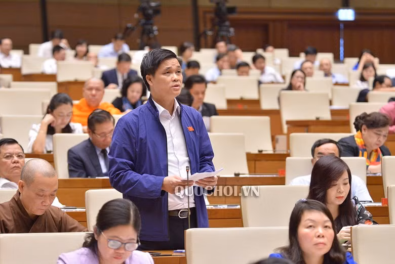 Đại biểu Ngọ Duy Hiểu – đoàn TP Hà Nội phát biểu thảo luận tại hội trường