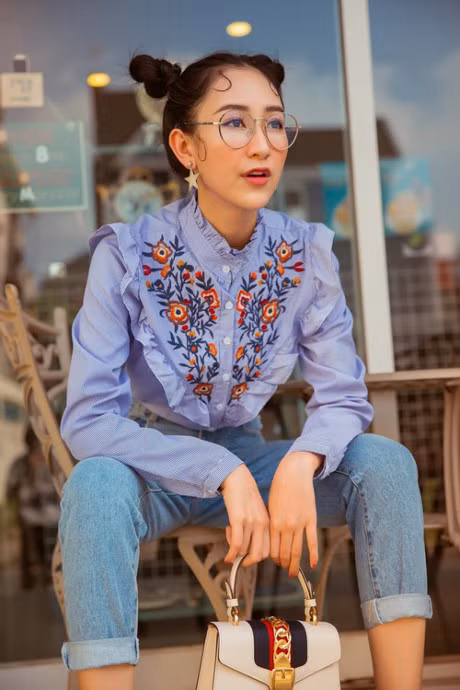 Gai dep xu Hue goi y style sooc ngan thay cho ao dai thuy mi - Anh 5