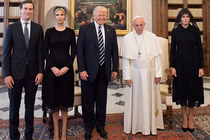 Vì sao vợ con ông Trump mặc đồ đen, đeo mạng khi gặp Giáo hoàng