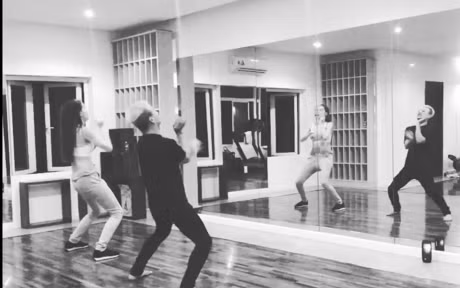 Chuyen showbiz: Ho Ngoc Ha vi tay chan minh long khong nhu... duoi uoi - Anh 1