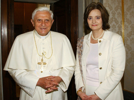 Vì sao vợ con ông Trump mặc đồ đen, đeo mạng khi gặp Giáo hoàng - Ảnh 2 Vi sao vo con ong Trump mac do den, deo mang khi gap Giao hoang - Anh 2