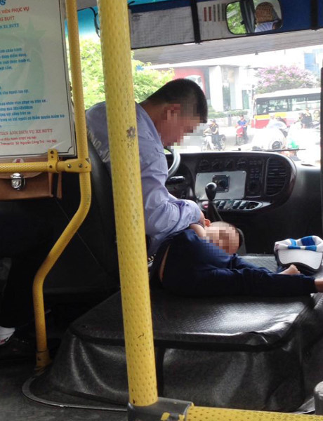 Cậu bé ngủ say sưa bên vô lăng xe buýt của bố - Ảnh 1 Cau be ngu say sua ben vo lang xe buyt cua bo - Anh 1