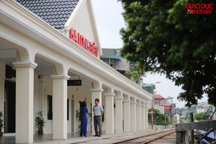 Bên ngoài sảnh đón tàu, các cột trụ được thiết kế chắc chắn với nhiều ô cửa ra tàu nhằm phục vụ hành khách an toàn trước khi khởi hành và kết thúc hành trình.