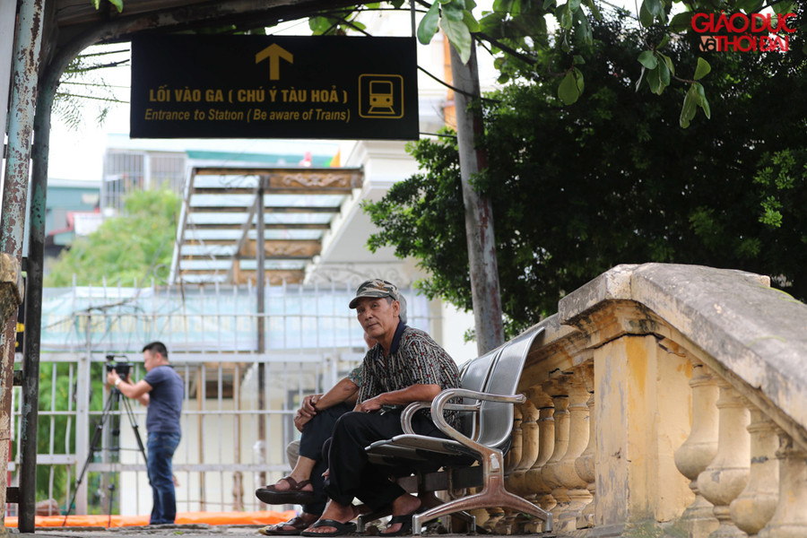 Cầu thang cửa phụ nhà ga với 23 bậc xây bằng đá xẻ được giữ lại để lưu giữ nét xưa cũ của công trình.