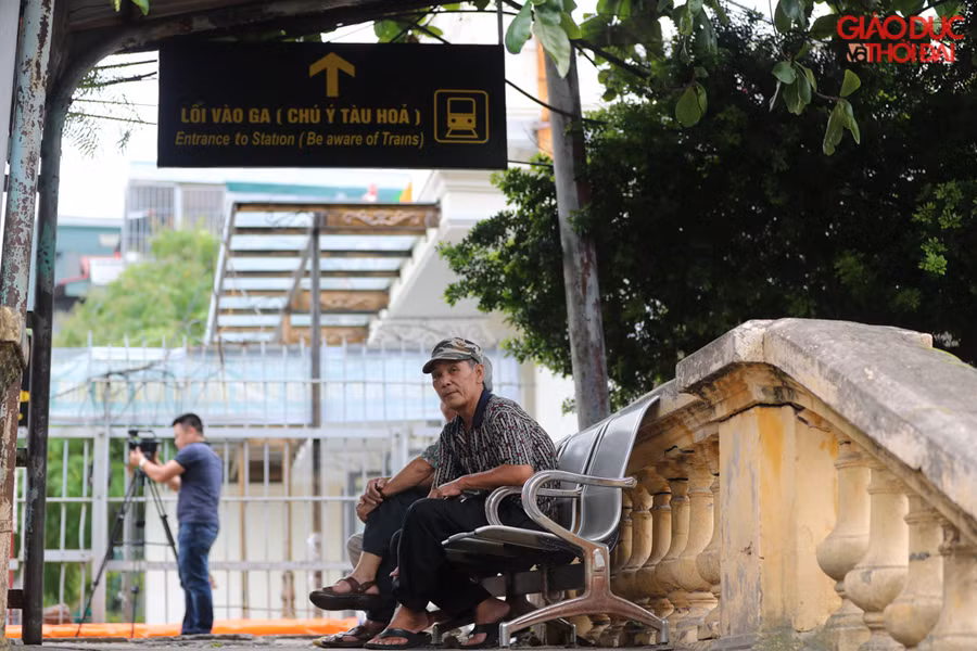 Cầu thang cửa phụ nhà ga với 23 bậc xây bằng đá xẻ được giữ lại để lưu giữ nét xưa cũ của công trình.