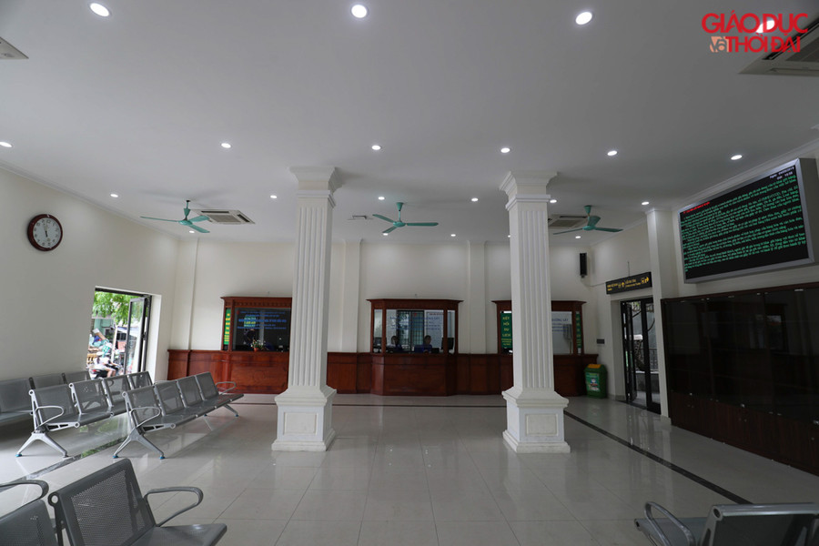 Bên trong nhà ga, quầy bán vé được đặt ở chính giữa cùng với khu vực quầy lưu niệm.