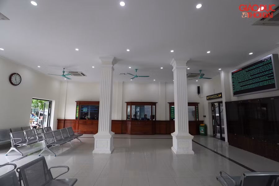 Bên trong nhà ga, quầy bán vé được đặt ở chính giữa cùng với khu vực quầy lưu niệm.