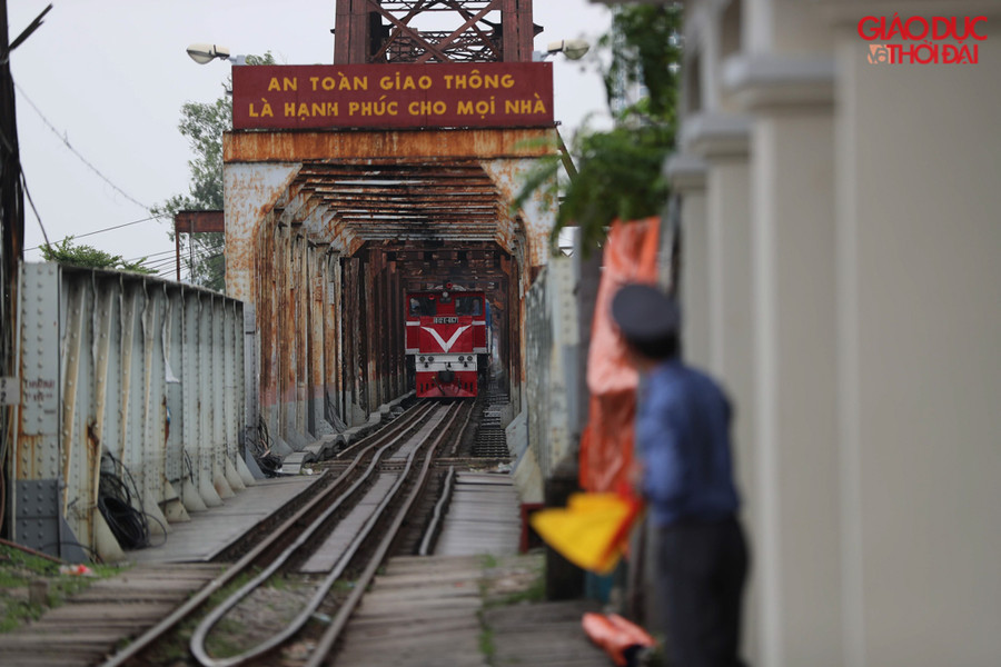 Ga Long biên được đi vào hoạt động từ năm 1902, trải qua gần 120 năm, mỗi ngày nơi đây đón hàng chục chuyến tàu qua lại.
