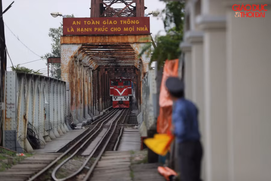 Ga Long biên được đi vào hoạt động từ năm 1902, trải qua gần 120 năm, mỗi ngày nơi đây đón hàng chục chuyến tàu qua lại.