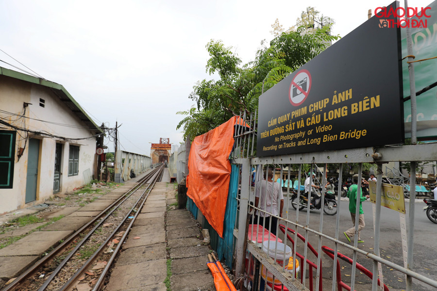 Cùng với đó, ban quảng lý đã gắn thêm biển cấm chụp ảnh để đảm bảo an toàn cho người dân, du khách.