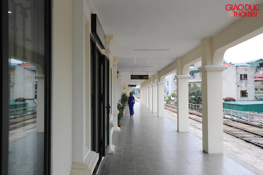 Ga long biên là một điểm tham quan du lịch nổi tiếng ở Thủ đô, do địa hình đẹp nên kiến trúc cũng như đường vào ga dành cho khách rất độc đáo.