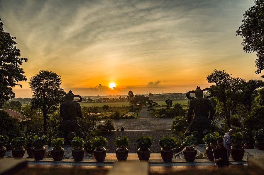 Nếu có dịp ở lại qua đêm bạn sẽ phải giật mình khi thức dậy, vì khung cảnh sớm mai nơi đây khiến con người ta cảm thấy như đang lạc giữa chốn bồng lai, tiên cảnh…