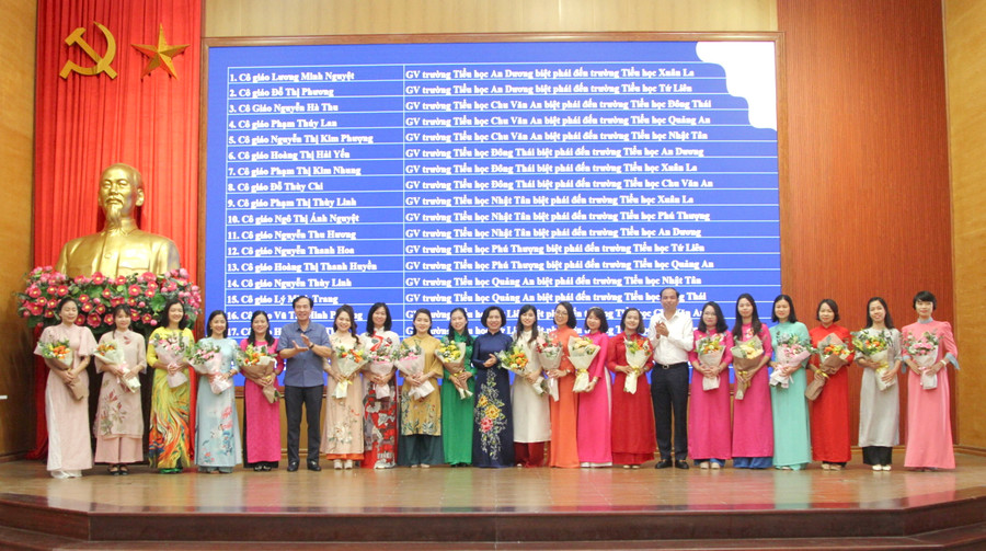 Lãnh đạo quận ủy, UBND quận tặng hoa chúc mừng các giáo viên đã hoàn thành xuất sắc công tác biệt phái năm học 2022 - 2023. Lãnh đạo quận ủy, UBND quận tặng hoa chúc mừng các giáo viên đã hoàn thành xuất sắc công tác biệt phái năm học 2022 - 2023.