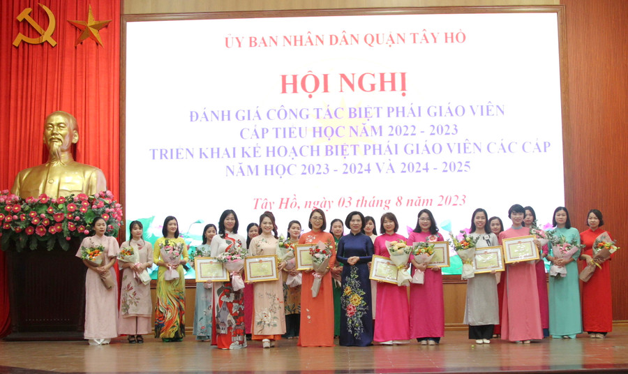 Cô giáo Phạm Thị Kim Nhung (thứ hai từ trái qua phải, hàng 1) và các giáo viên khác được vinh danh, khen thưởng vì đã hoàn thành xuất sắc nhiệm khi được cử đi biệt phái đến Trường tiểu học Xuân La. Cô giáo Phạm Thị Kim Nhung (thứ hai từ trái qua phải, hàng 1) và các giáo viên khác được vinh danh, khen thưởng vì đã hoàn thành xuất sắc nhiệm khi được cử đi biệt phái đến Trường tiểu học Xuân La.
