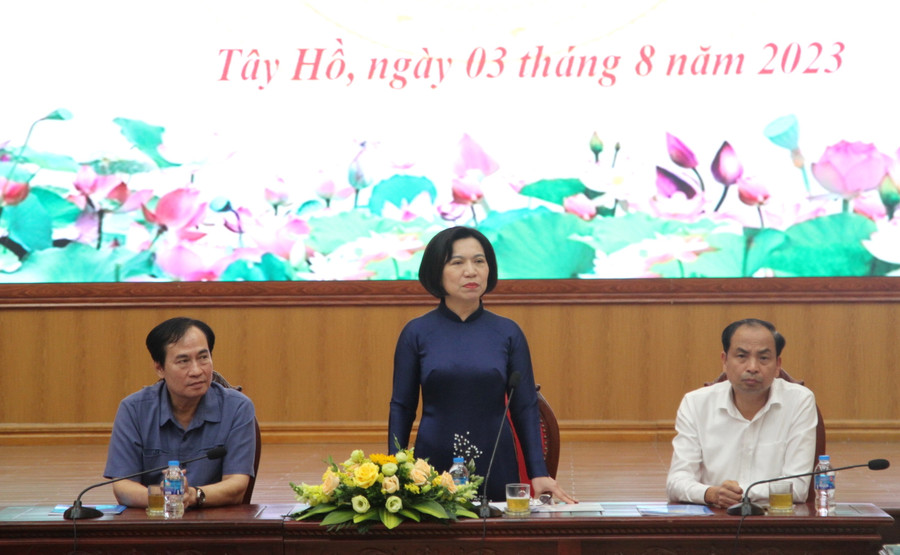 Bà Lê Thị Thu Hằng – Thành ủy viên, Bí thư quận ủy, Chủ tịch HĐND quận Tây Hồ phát biểu tại hội nghị. Bà Lê Thị Thu Hằng – Thành ủy viên, Bí thư quận ủy, Chủ tịch HĐND quận Tây Hồ phát biểu tại hội nghị.