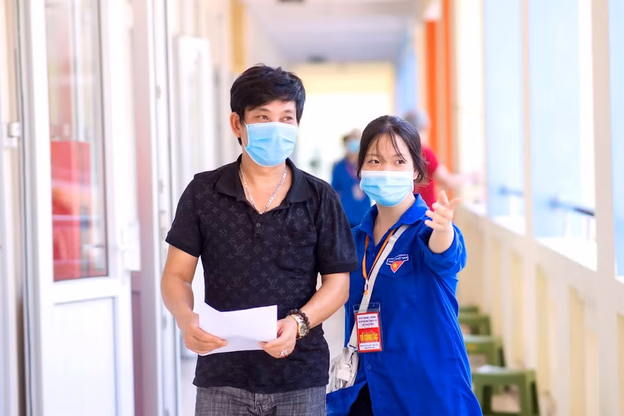 Trong đó các tình nguyện viên tham gia đội hình tăng cường tập trung vào hai nhóm việc chính: tình nguyện viên hỗ trợ công tác lấy mẫu xét nghiệm kháng nguyên Covid-19/hỗ trợ điểm tiêm vắc xin phòng Covid-19 và tình nguyện viên nhập liệu kết quả trên máy tính.