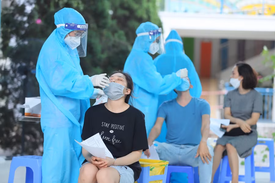 Thành đoàn Hà Nội đã chuẩn bị lực lượng dự bị gồm gần 1.000 tình nguyện viên là sinh viên các trường chuyên ngành y, dược sẵn sàng ra quân hỗ trợ các quận, huyện trong trường hợp cần thiết.