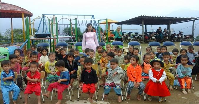 Cô Bùi Thị Yên và học sinh Trường Mầm non Pú Xi. Ảnh: Internet. Cô Bùi Thị Yên và học sinh Trường Mầm non Pú Xi. Ảnh: Internet.