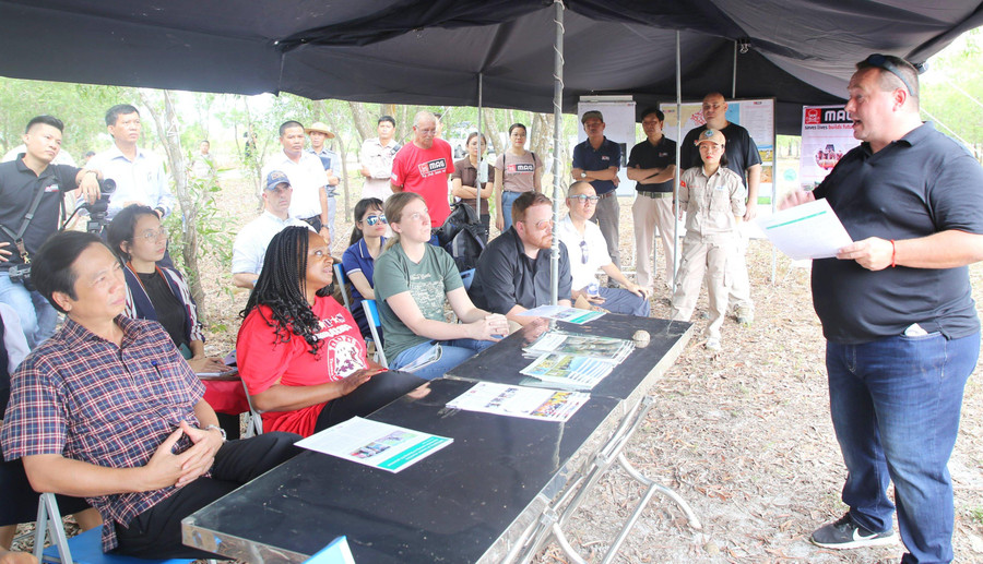 Lãnh đạo tỉnh Quảng Trị và Thứ trưởng Bộ Ngoại giao Hoa Kỳ thăm hiện trường xử lý bom mìn.