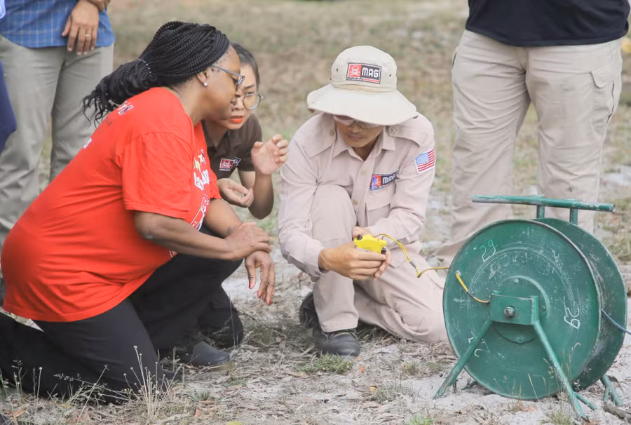 Thứ trưởng Bộ Ngoại giao Hoa Kỳ nhấn nút hủy nổ bom mìn tại Quảng Trị.