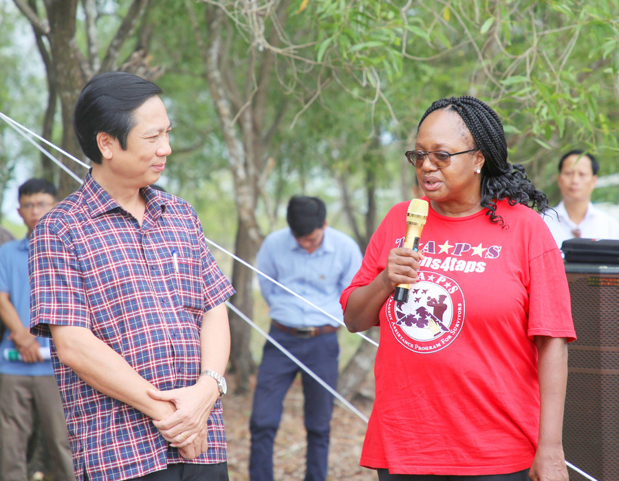 Thứ trưởng Hoa Kỳ nói sẽ tiếp tục hỗ trợ Quảng Trị khắc phục hậu quả bom mìn.