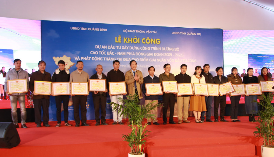 Lãnh đạo UBND tỉnh Quảng Trị tặng Bằng khen cho 25 hộ dân đồng thuận, sớm bàn giao mặt bằng phục vụ thi công cao tốc Bắc - Nam.