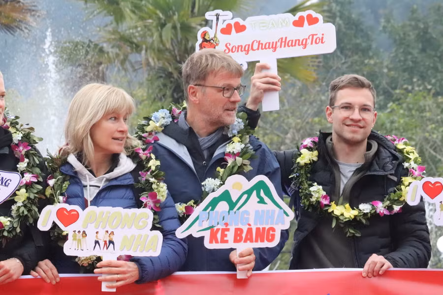 Những vị khách quốc tế đầu tiên tham quan Phong Nha.