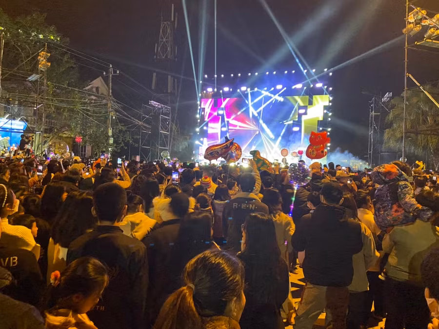 Chương trình "Chào đón năm mới Phong Nha Countdown Party 2023" với sự tham gia của hàng nghìn du khách.
