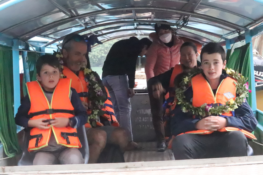 Di sản thiên nhiên thế giới Phong Nha - Kẻ Bàng đón nhiều du khách đến tham quan ngày đầu năm mới, tạo ra tín hiệu tích cực đối với du lịch. Di sản thiên nhiên thế giới Phong Nha - Kẻ Bàng đón nhiều du khách đến tham quan ngày đầu năm mới, tạo ra tín hiệu tích cực đối với du lịch.