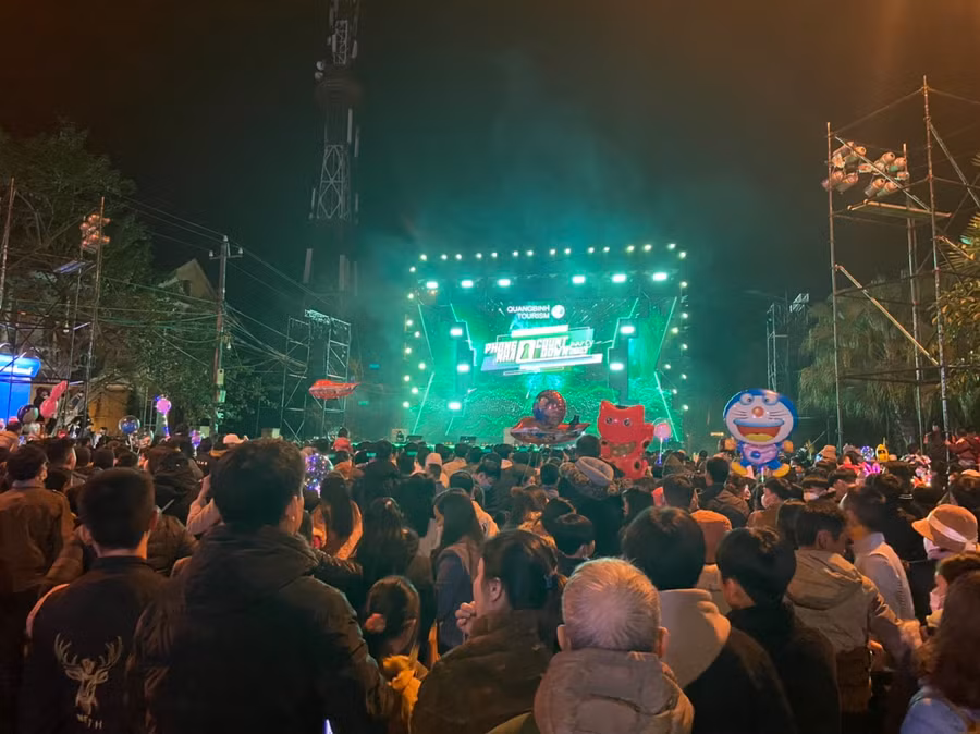 Hàng ngàn du khách được chứng kiến "bữa tiệc" âm thanh, ánh sáng chào năm mới.