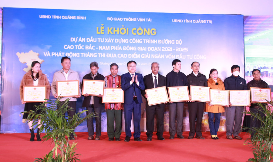Lãnh đạo UBND tỉnh Quảng Trị tặng Bằng khen cho 25 hộ dân đồng thuận, sớm bàn giao mặt bằng phục vụ thi công cao tốc Bắc - Nam.