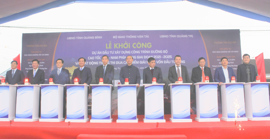 Thứ trưởng Bộ GTVT Lê Đình Thọ tham dự và nhấn nút khởi công dự án cao tốc đoạn Vạn Ninh - Cam Lộ.
