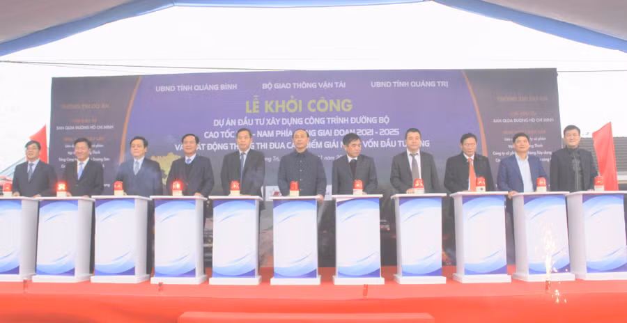 Thứ trưởng Bộ GTVT Lê Đình Thọ tham dự và nhấn nút khởi công dự án cao tốc đoạn Vạn Ninh - Cam Lộ.