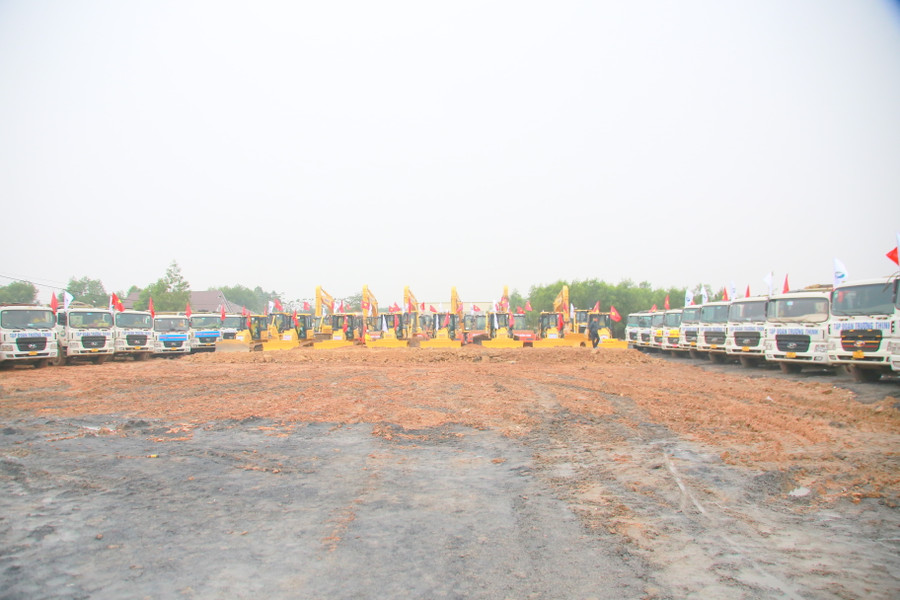 Các nhà thầu tập trung máy móc thi công dự án cao tốc Bắc Nam.