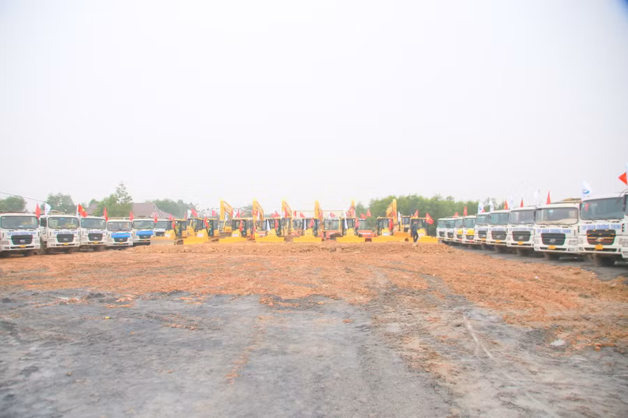 Các nhà thầu tập trung máy móc thi công dự án cao tốc Bắc Nam.