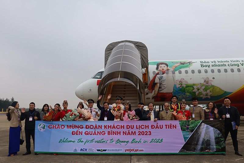 Đoàn du khách đầu tiên 'xông đất' Quảng Bình; trong đó có nhiều khách quốc tế. Đoàn du khách đầu tiên 'xông đất' Quảng Bình; trong đó có nhiều khách quốc tế.