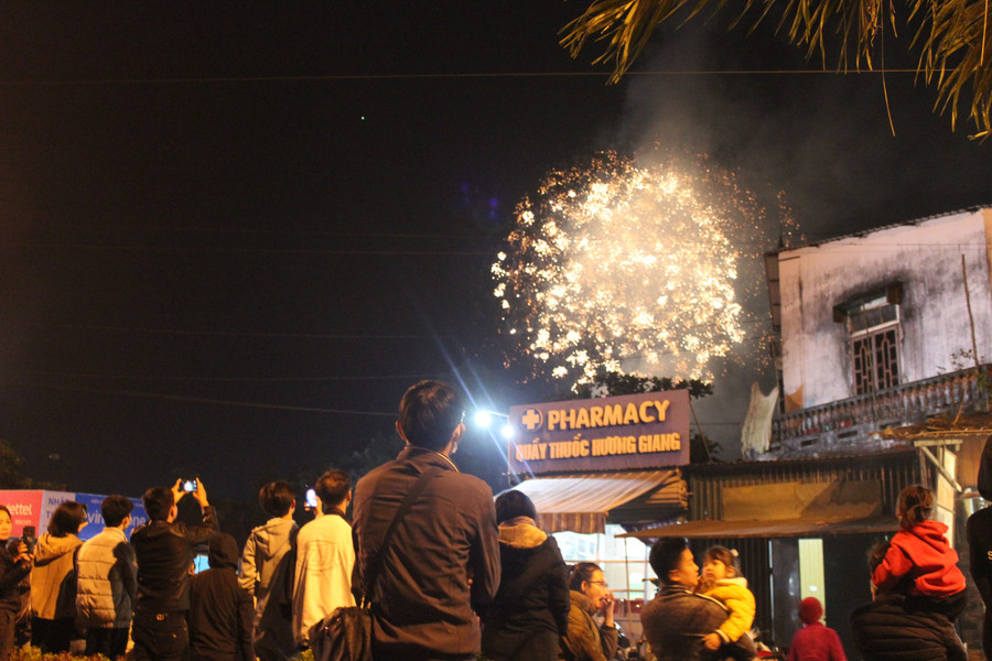 Màn pháo hoa tầm thấp bên bờ sông Son, thị trấn Phong Nha.