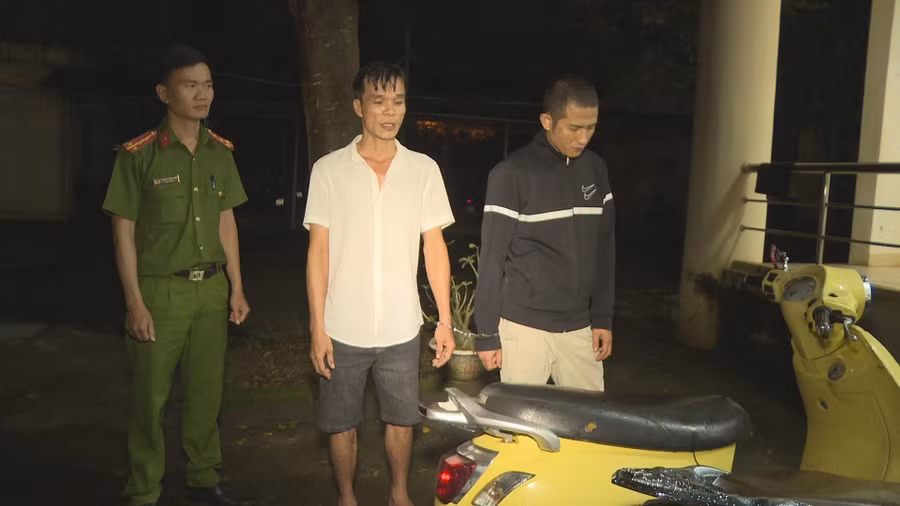 2 đối tượng và tang vật trộm cắp của người dân (ảnh: SĐ).