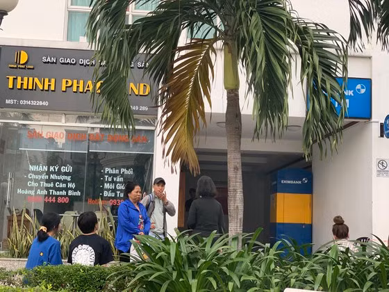 Người dân chung cư bàng hoàng khi phát hiện vụ việc. Ảnh: Chí Thạch.