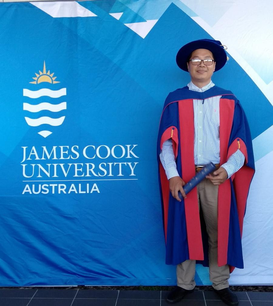 Lê Xuân Trường vinh dự được trao bằng tiến sỹ ngành Địa chất (Chuyên ngành Địa chất Khoáng sản) tại ĐH James Cook. Ảnh: NVCC