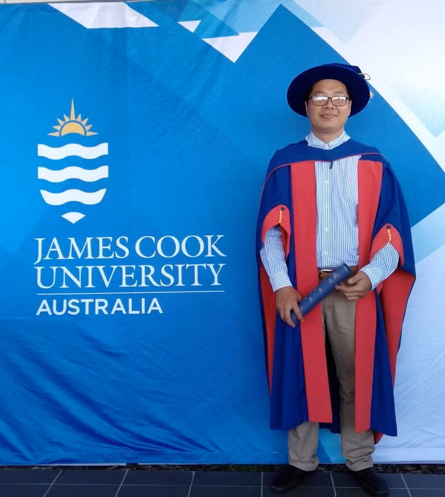 Lê Xuân Trường vinh dự được trao bằng tiến sỹ ngành Địa chất (Chuyên ngành Địa chất Khoáng sản) tại ĐH James Cook. Ảnh: NVCC