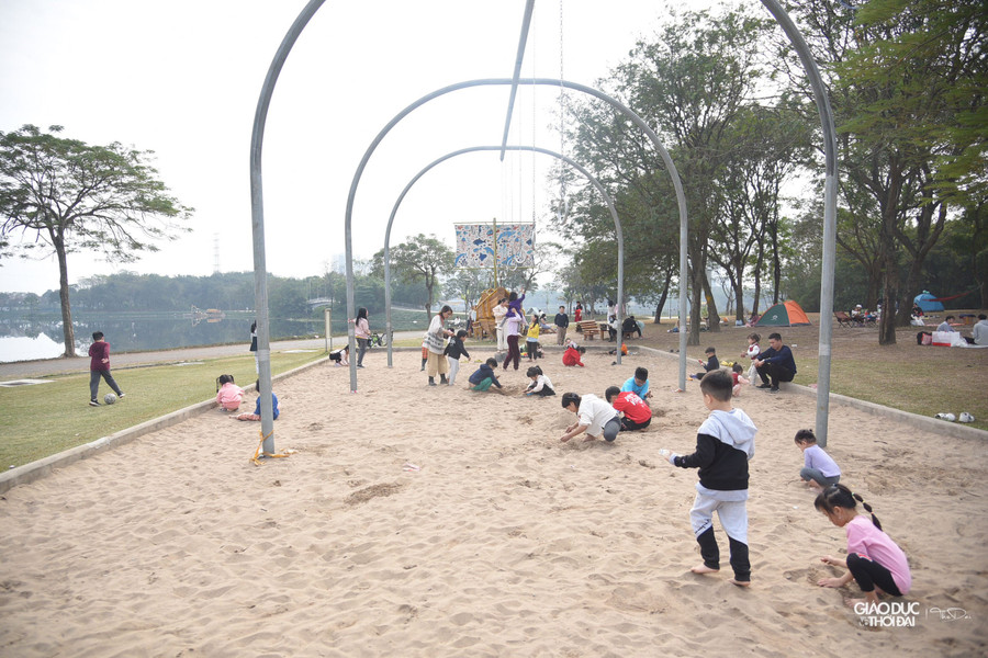 Tại đây không gian rộng nên không chỉ các gia đình mà các bạn trẻ cũng lựa chọn đến để vui chơi. Tại đây không gian rộng nên không chỉ các gia đình mà các bạn trẻ cũng lựa chọn đến để vui chơi.