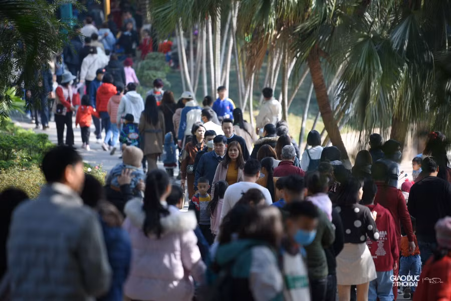 Tại công viên Thủ Lệ lượng người đổ về đây trong ngày mùng 1 tết dương lịch khá đông.