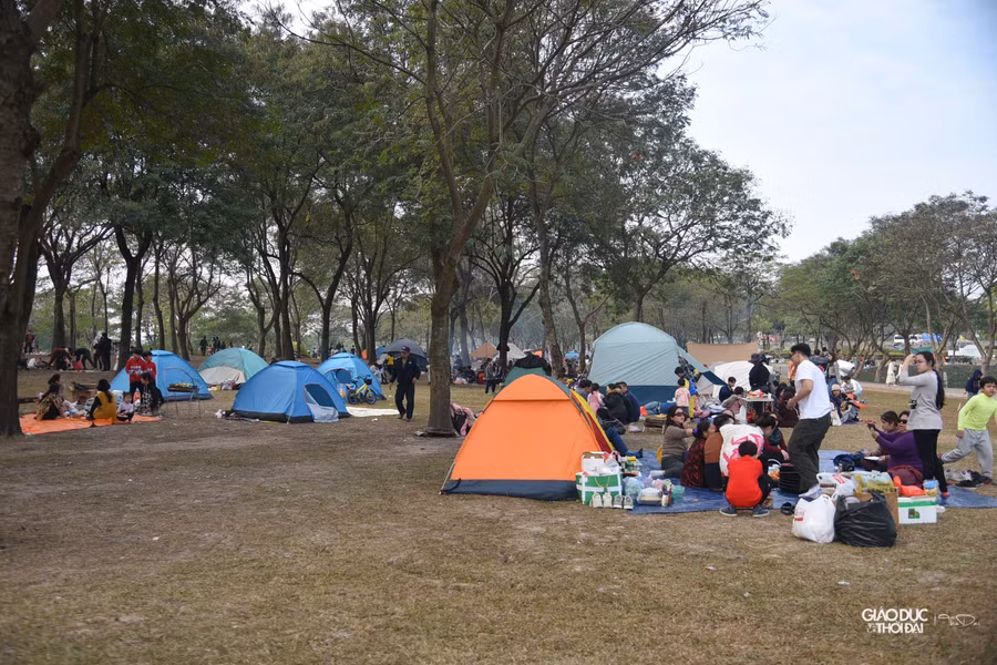 Cùng với đó, tại công viên Yên Sở những năm trở lại đây đã trở thành một địa điểm quen thuộc để cho các gia đình đến để cắm trại.