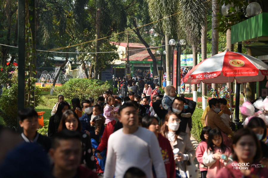 Tại Hà Nội có khá nhiều điểm vui chơi cho cả gia đình vào những dịp lễ tết, nhưng tại công viên Thủ Lệ vẫn là địa điểm được nhiều bậc phụ huynh lựa chọn cho con em mình đến chơi. Tại Hà Nội có khá nhiều điểm vui chơi cho cả gia đình vào những dịp lễ tết, nhưng tại công viên Thủ Lệ vẫn là địa điểm được nhiều bậc phụ huynh lựa chọn cho con em mình đến chơi.