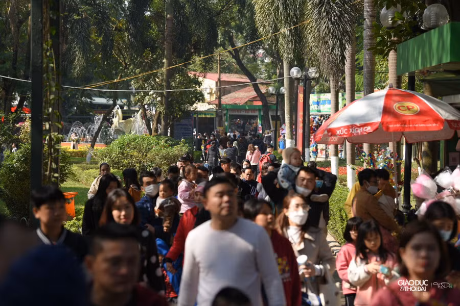 Tại Hà Nội có khá nhiều điểm vui chơi cho cả gia đình vào những dịp lễ tết, nhưng tại công viên Thủ Lệ vẫn là địa điểm được nhiều bậc phụ huynh lựa chọn cho con em mình đến chơi.